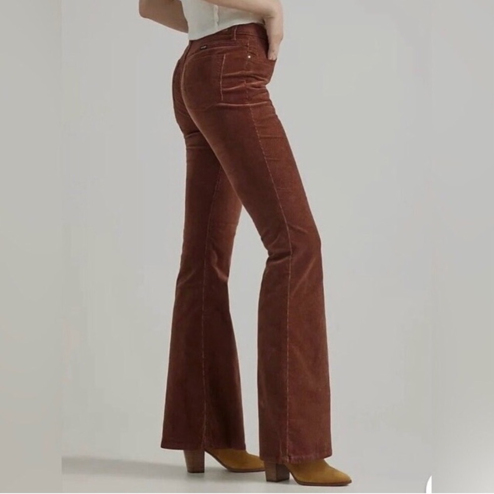 Woman’s Wrangler Corduroy High Rise Fierce Flare Jean Saddle Brown NWT 30 30